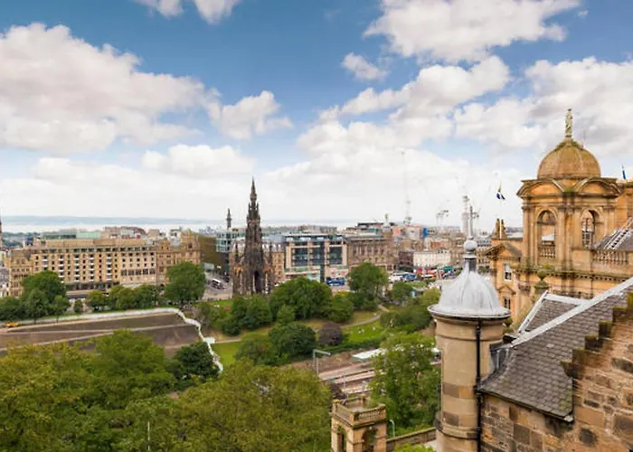 Sumptuous 2Br Apt Next To Edinburgh Castle!