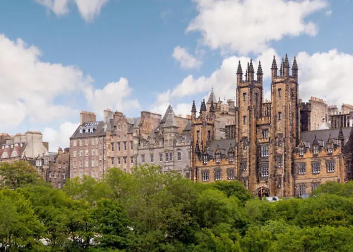 Sumptuous 2Br Apt Next To Edinburgh Castle!